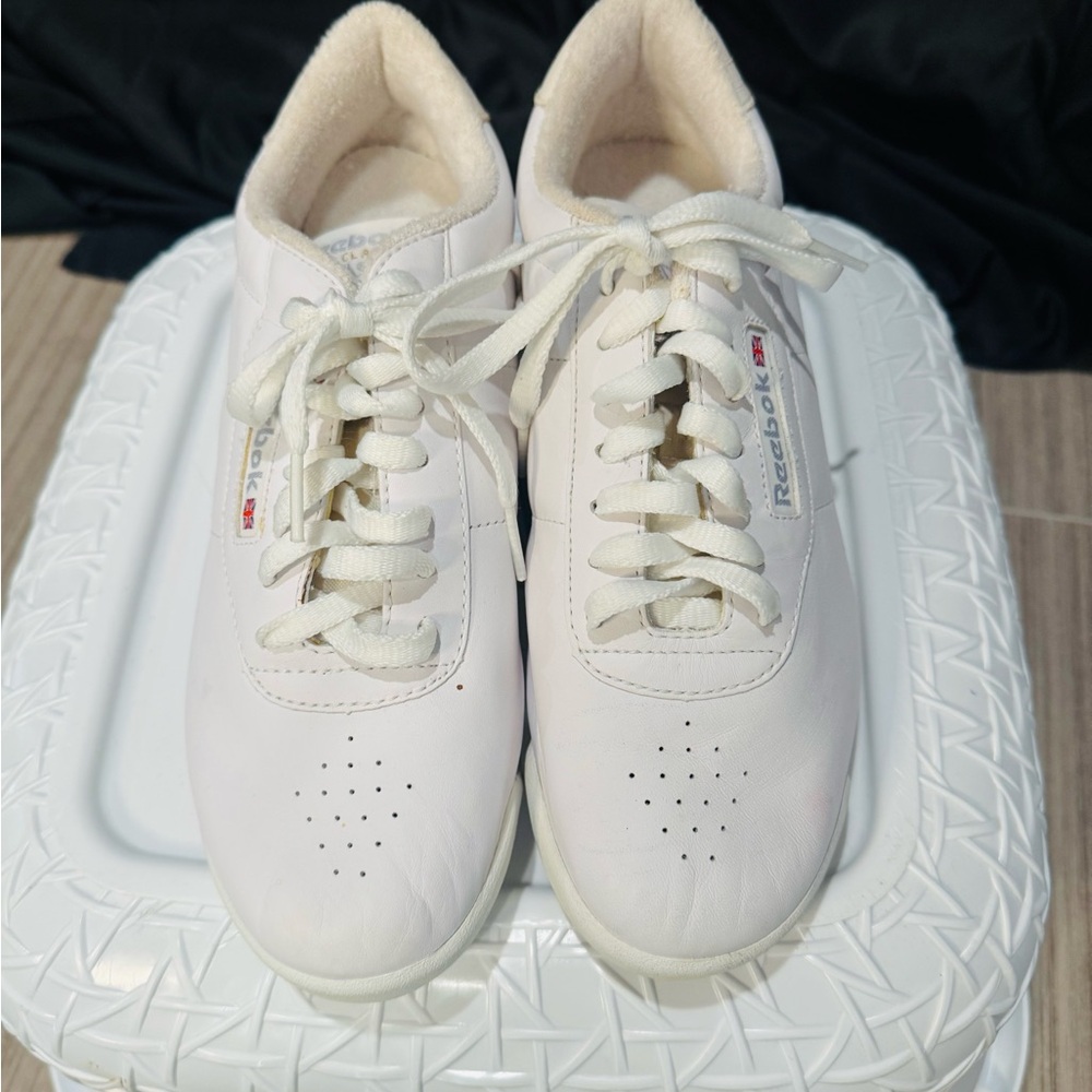 Vintage Reebok -early 90’s- like new size 9 classic leather sneakers